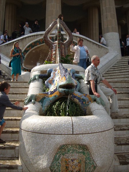 salamander_cpl_park guell.jpg - De salamander (velen zeggen draak) waarmee iedereen op de foto wil.